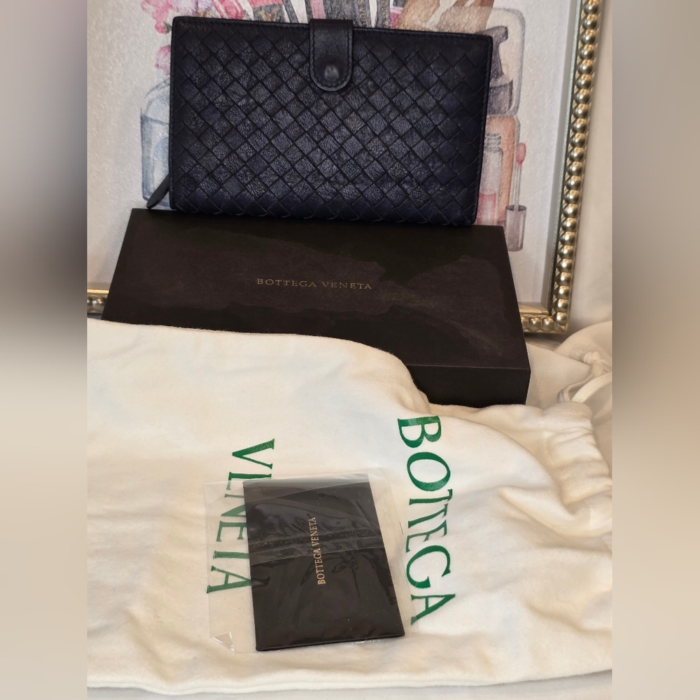 Bottega Veneta Black and Cream Crossbody Bag with Wallet - Picture 14 of 17
